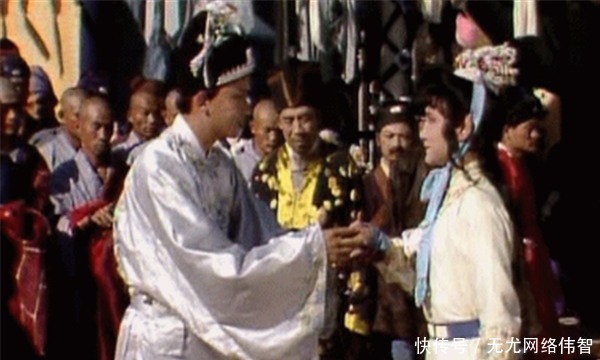 贾府|《红楼梦》中贾府的衰败,离不开此人,结识贾家他是有利可图?