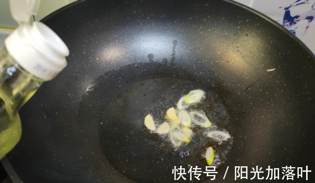 炒土豆丝要放几次醋很多人放少了，难怪不爽脆不酸香！