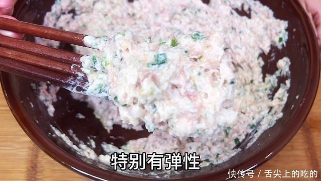 调肉馅时,先放油还是先放水记住这一点,饺子馅鲜嫩多汁无腥味