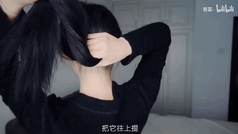 丝巾 别再披头散发了!这3个发型小技巧显嫩又高级