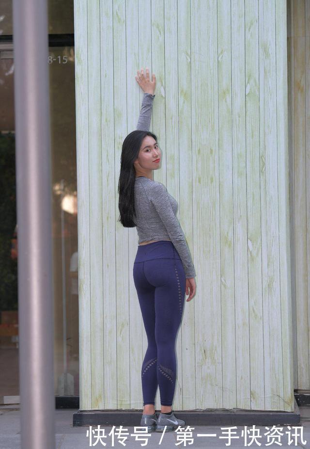 街拍一身运动装,笑容满面的美女。让人看一眼就忘不了!