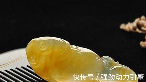 节日 一件名牌衣服的价格,可以买一个翡翠饰品,你会选择哪一个!