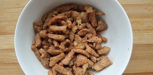 肉丝|炒猪肉时，先放油还是先放肉？很多人都搞错了，难怪肉又老又硬