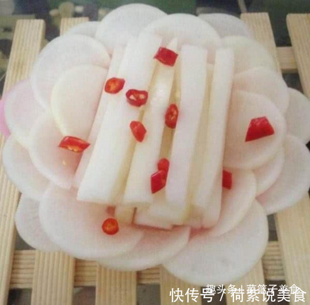现在腌萝卜最合适,不放盐不放水,一天就可以吃,爽脆入味超下饭