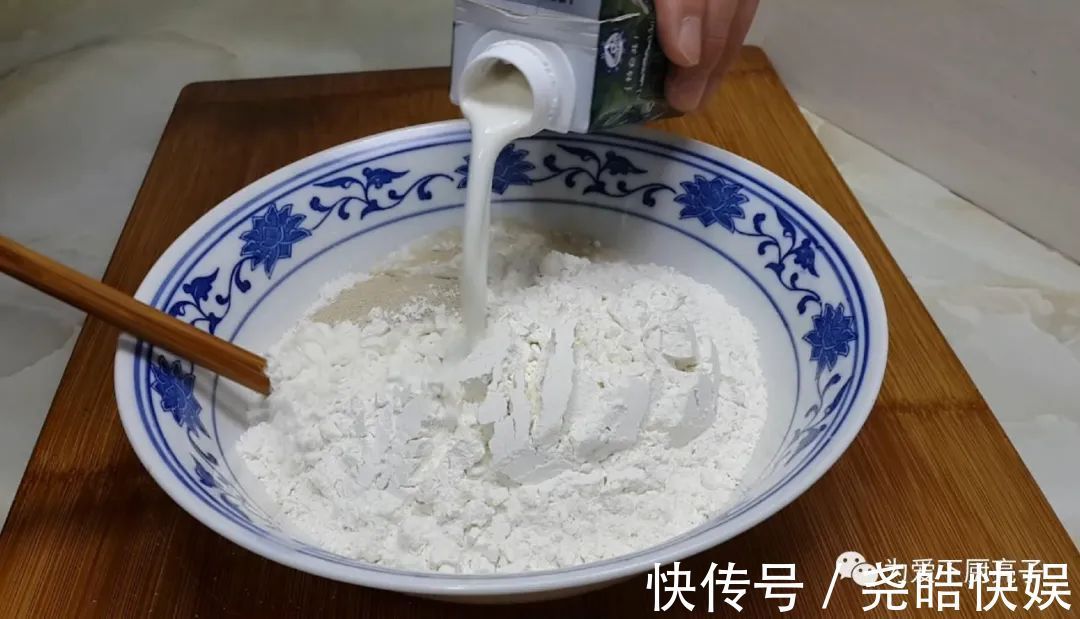 1袋牛奶,4勺面粉,不用一滴水,个个金黄酥脆,出锅孩子都抢着吃
