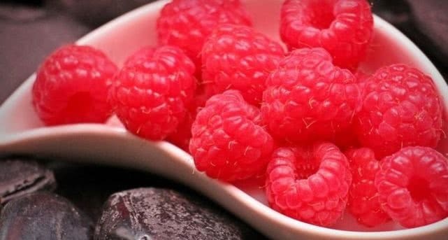 覆盆子|人到中年，可常吃3种水果，降压减脂、促消化，延缓皱纹生长！