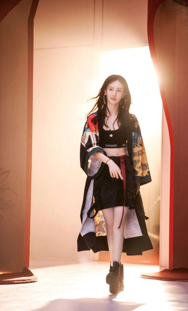 时髦|被她的穿搭给惊艳到了,身穿风衣配A字短裙,霸气又时髦