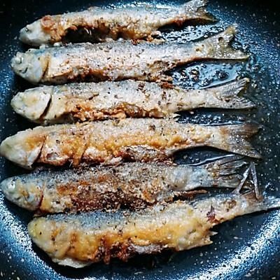 一上桌就被哄抢，这道香煎小鱼的诱惑我跪服