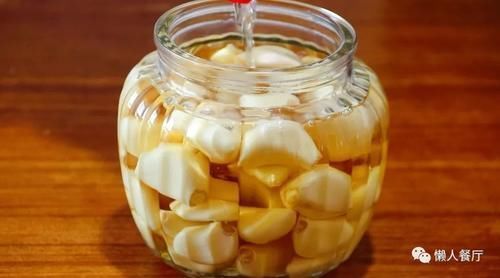 腌腊八蒜,牢记“3要3不要”,大蒜个个碧绿,汤汁清澈,爽脆可口