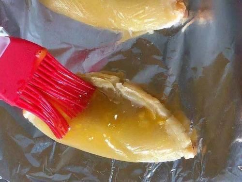  蛋挞皮对折，两面都酥脆，一口超香甜