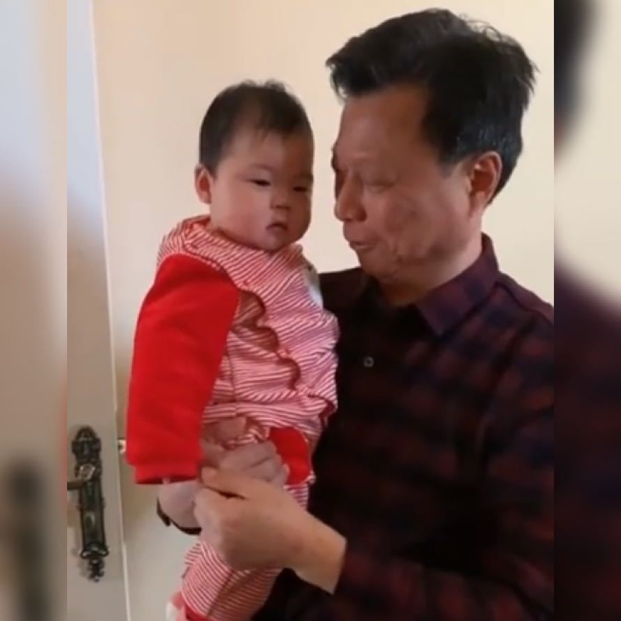 宝宝|外公教小宝宝练习发音,网友：这届小朋友可太难了，总是被迫营业