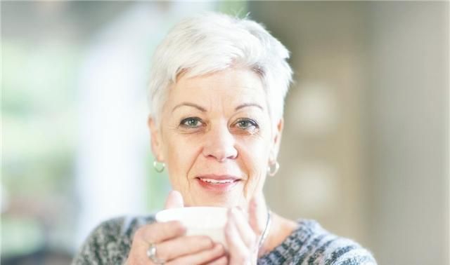 微量元素|长白头发,真只是缺维生素导致的?专家:这几点也有可能导致白发