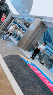 |搞笑GIF:奔三的老阿姨了,还好意思过生日?扎心不,老妹!