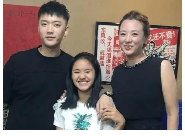 李勒優(yōu)被城市媽媽嫌棄，穿搭被嘲80歲，網(wǎng)友：這是暗示要買新的