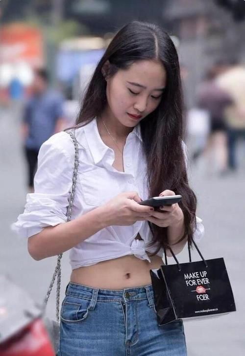 白色衬衫|紧身牛仔裤搭配白色衬衫，细微身段基础遮不住，如许穿又纯又飒