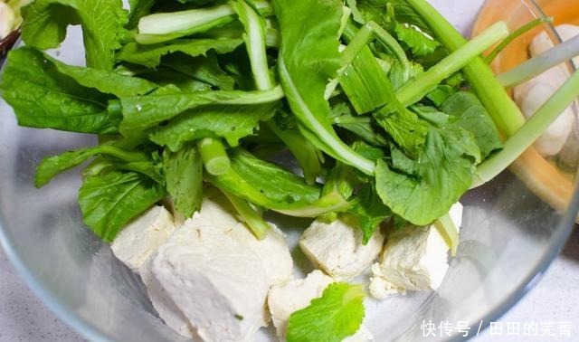 天冷|天冷就爱这一锅,端上桌还咕嘟嘟冒着热气,想吃啥锅里都有