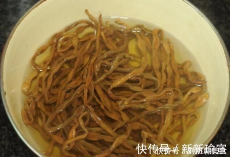 切碎|初春,我家经常买这菜包饺子,泡好切碎拌成馅,比鲜菜做的还香