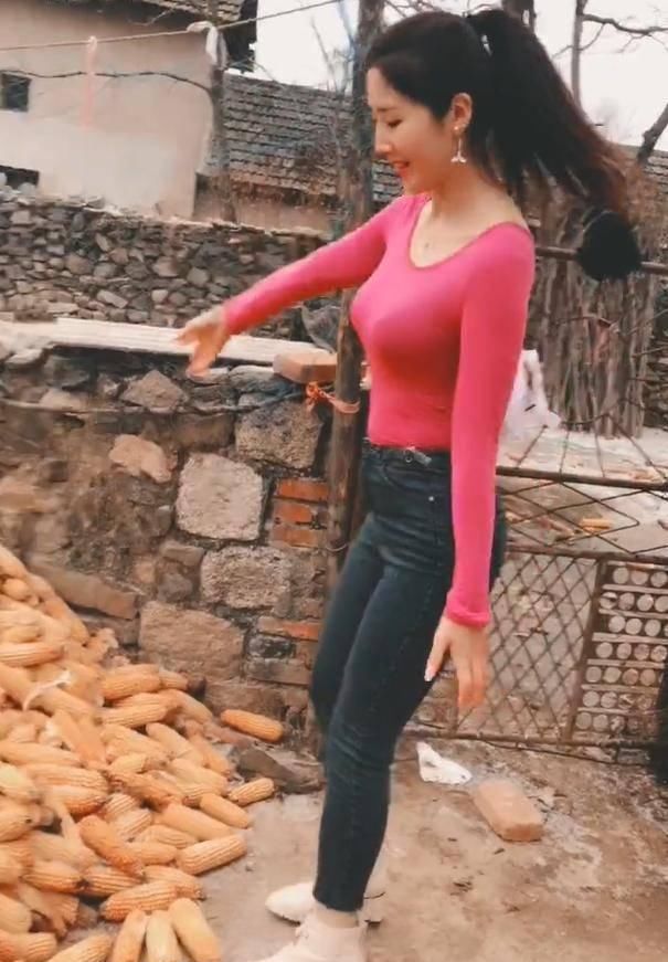 t恤衫|大圆领口T恤+牛仔裤搭配,小姐姐穿搭一丝不苟