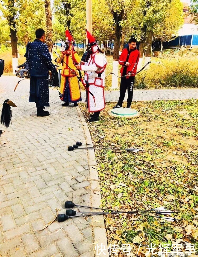 满洲的铠甲为何外边看不到甲片?