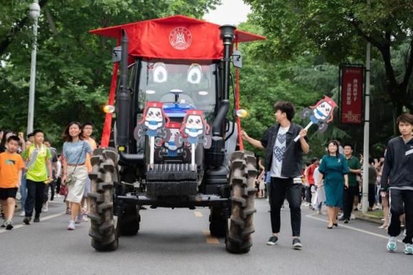 农机|太猛了！高校毕业巡游，他们开着“拖拉机”来了……