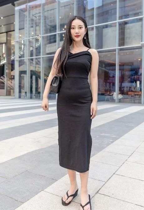 街拍:身材高挑的美女,印花裙格外显眼,大长腿实力抢镜