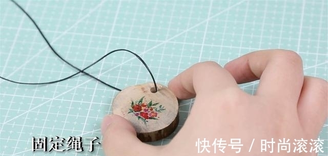 项链|姐姐只是在木片上面画了几笔,做出来的项链,也太好看了
