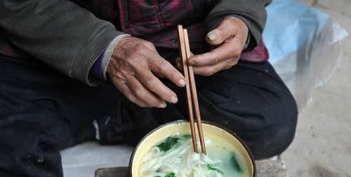 空腹|现在的中老年人，每天尽量维持空腹状态，一天两餐更健康能长寿？