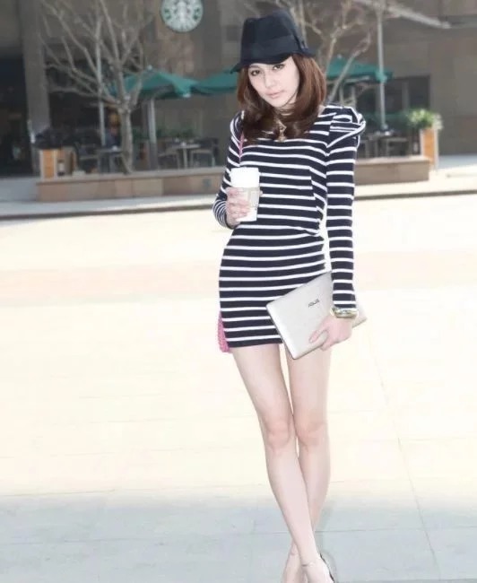 貌美如花|街拍:貌美如花的小美女,身穿露肩连衣裙,女神范十足