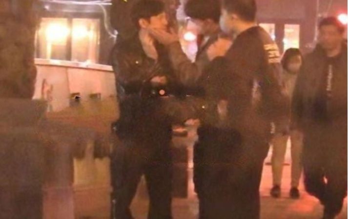 何炅牵手的男生到底是谁？网友：万一是他儿子呢？