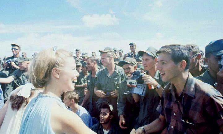 小姐|慰安所内花天酒地的日本鬼子,慰问梅西的“美国小姐”,5张历史罕见照