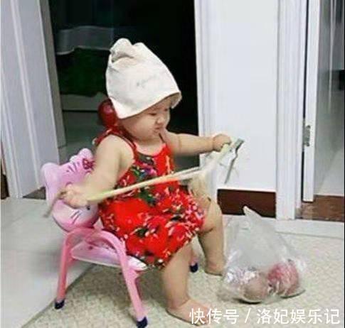 淘气|宝妈生病卧床,2岁女儿竟有模有样干起家务,网友:贴心小棉袄!