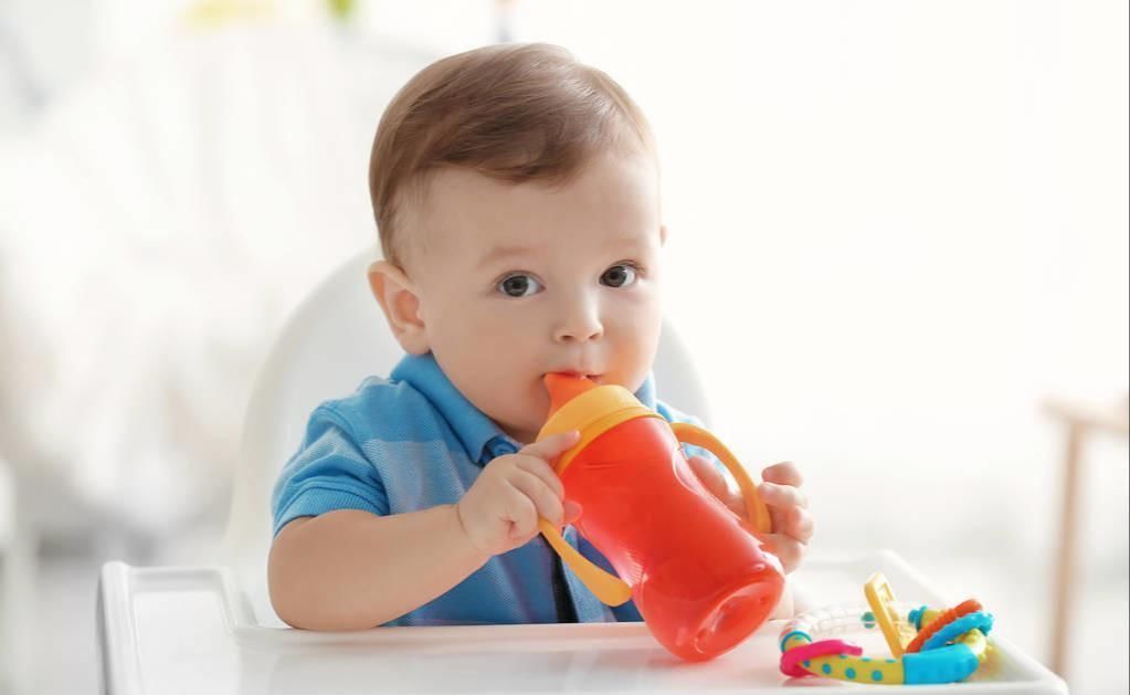 婴儿|新生儿出生后先喝奶还是水 喝错影响发育, 母乳少的妈妈别做错