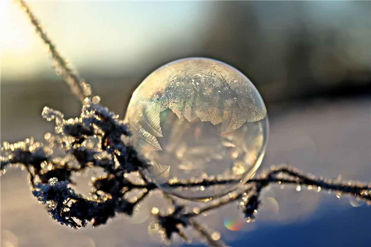 雪人#雪地上的诗：两个雪人拥抱着 但他们的身体 仍然很冷