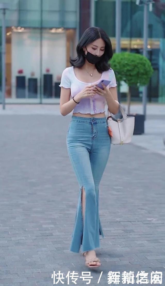 身材好的女生穿衣就是任性,喇叭裤也能非常好看,尽显时尚的魅力