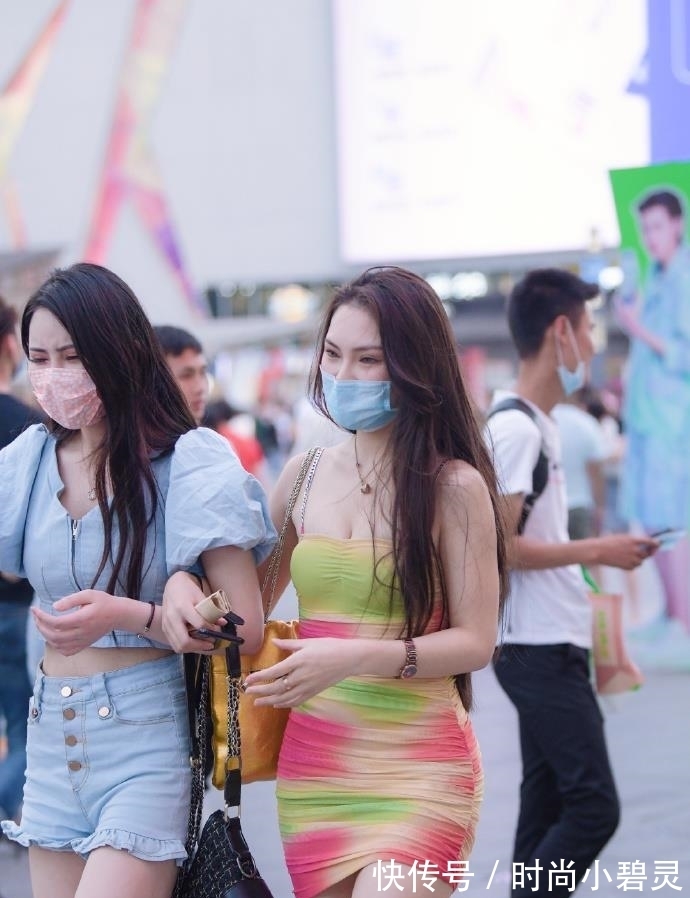 连衣裙 美女五彩斑斓的连衣裙,用“金属”打造一定很耐穿