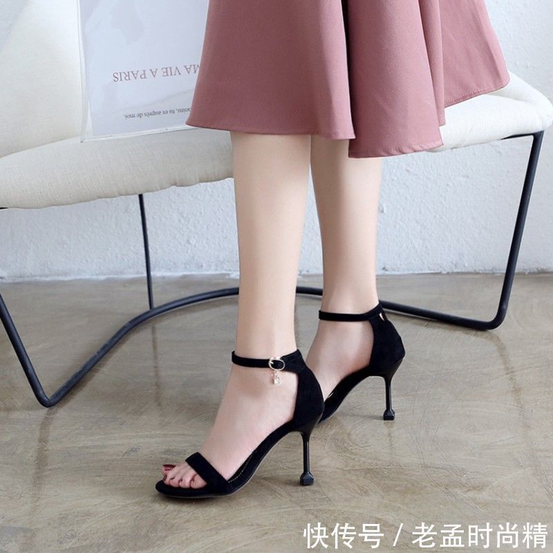 高跟凉鞋一字扣设计,露出你性感的脚背,舒适凉爽又百搭