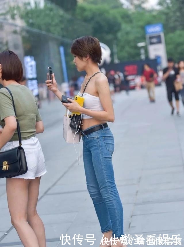 暴露感|短发美女的新造型,白色T恤搭配牛仔裤,尽显青春活力