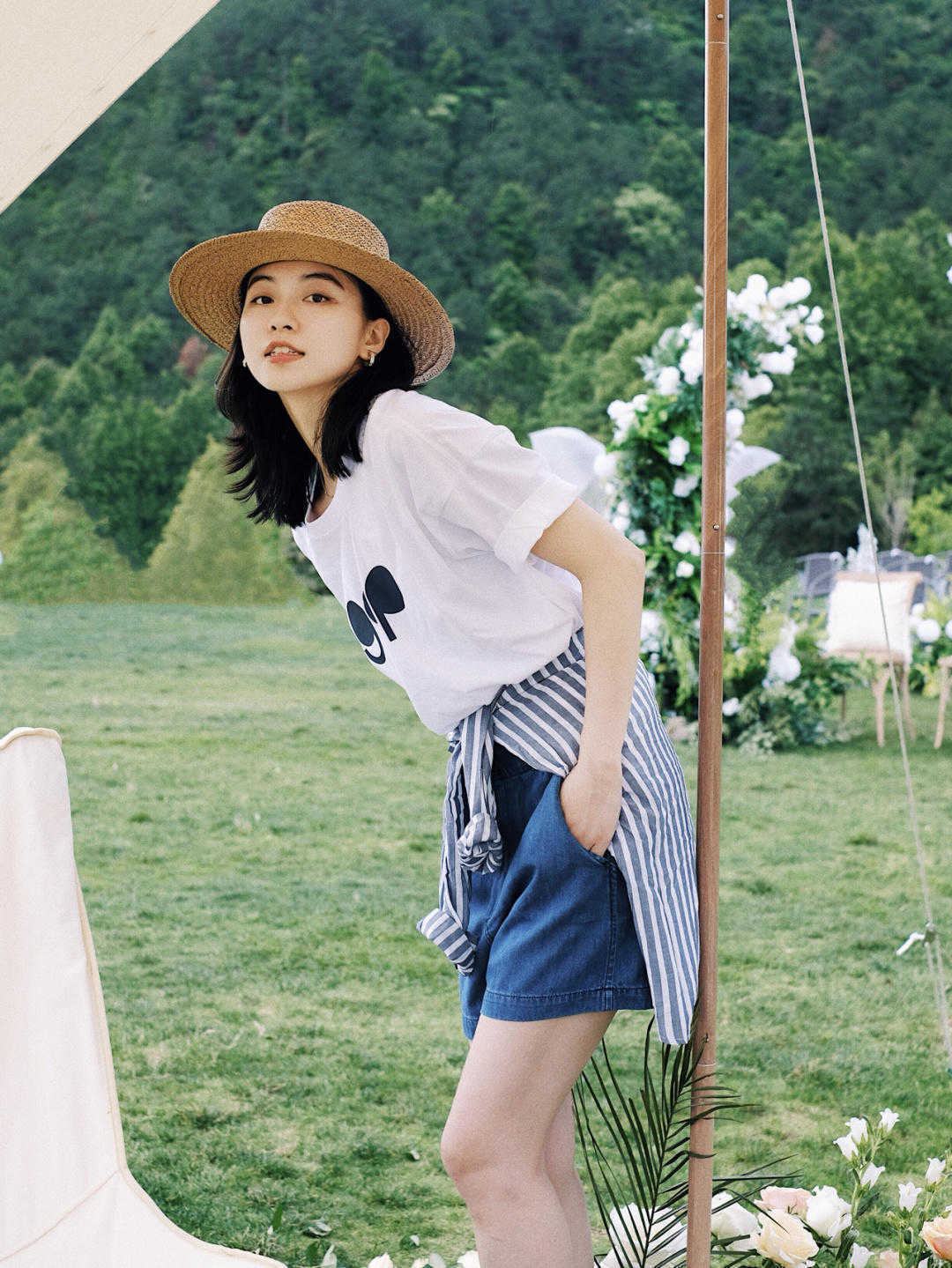 西服|初秋,身穿白色衬衫配黑色西装裤,让你自信又漂亮,秒变初恋女友