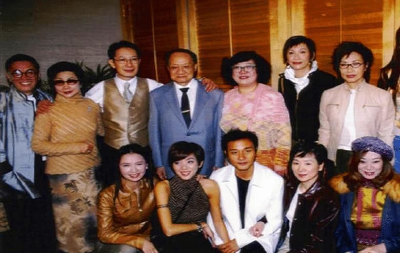 永远|永远无法重拍的瞬间右手抽烟左手抠脚的三毛,图3路遥与莫言的罕见合影