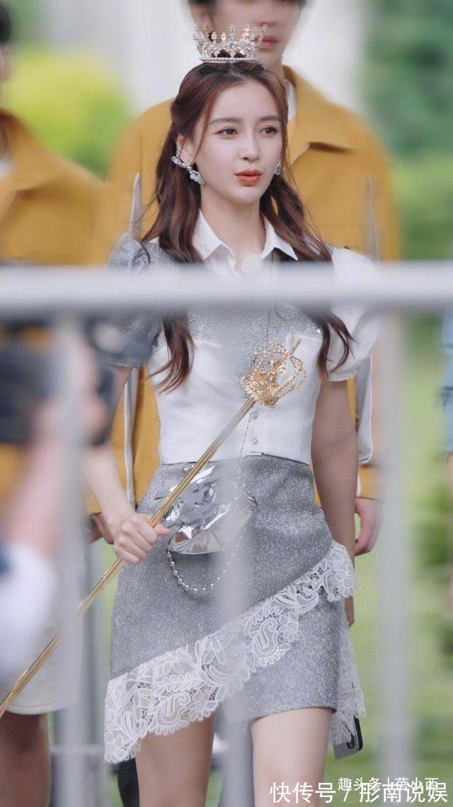 格纹 Angelababy美得惊艳,一袭格纹拼接连衣裙,看着好心动