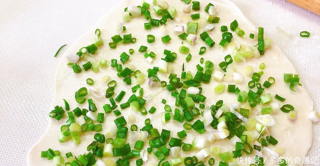 想吃葱油饼不用再去外面买了,教你详细教程,咬一口酥掉渣!