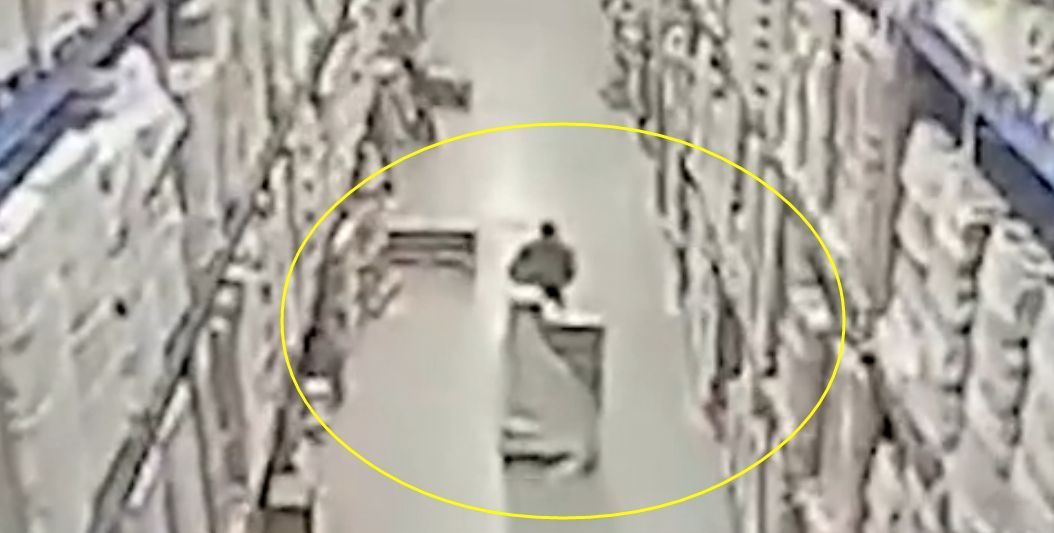 崩塌|8米高货架突然崩塌，员工神闪避却被第二波灭顶，可怕画面曝光