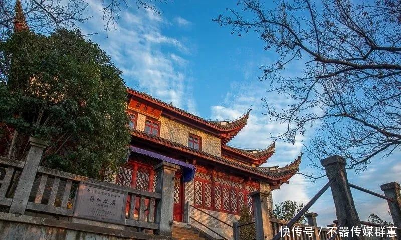 老年|徐凫岩步云谷，这个悬崖边上的房车营地，只需要自驾1小时