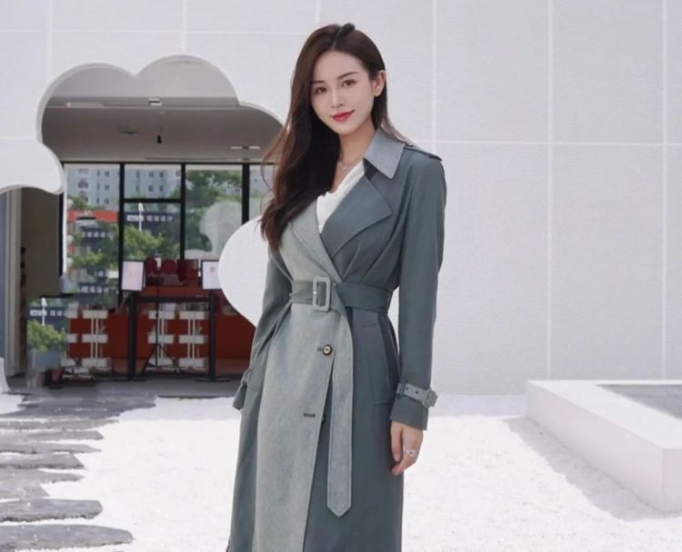 长风衣 浅绿拼墨绿的过膝长风衣搭配银色高跟鞋,是不是很有女人味啊?