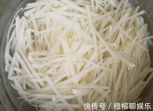 口感|炒土豆丝时别直接下锅，加上一步，吃起来脆爽入味，口感更上一层