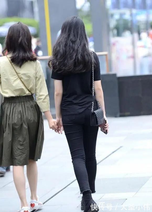 一身黑色|美女街拍:一身黑色搭配,显瘦又显气质,短袖衫配牛仔裤简约美丽又大方