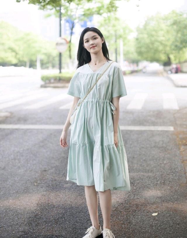 快收起你的阔腿裤，甜美温柔的小裙子更流行，清爽舒适还有气质