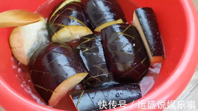 美味|在茄子上切出菠萝纹,塞上猪肉,30分钟后变美味,很解馋