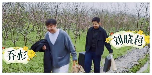 《向往5》迎来最辛劳嘉宾，给凉棚建屋顶，连补3次都漏水