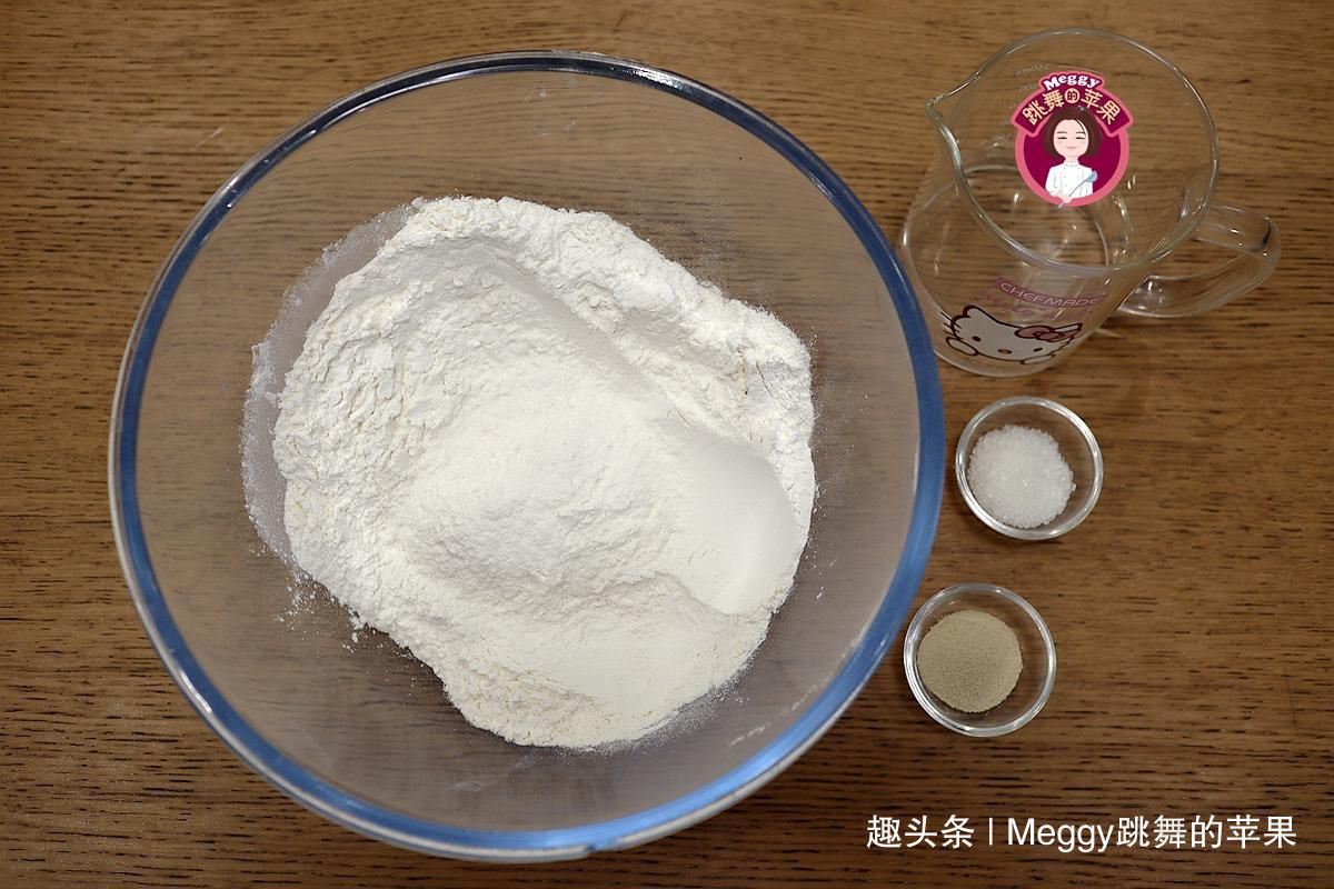 发面|教你做个绣球花卷，又白又嫩又暄软，发面多加一料，面团高又白